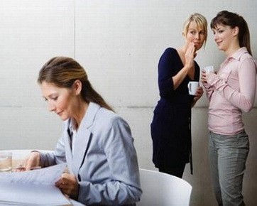 Dijauhi Rekan-Rekan Kerja