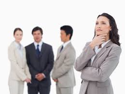 4 cara menyikapi kritik rekan kerja