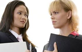 Cara Karyawan Junior Menghadapi Rekan Kerja yang Lebih Senior di Dunia Kerja